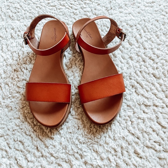 Universal Thread Shoes - Brown sandals ☆